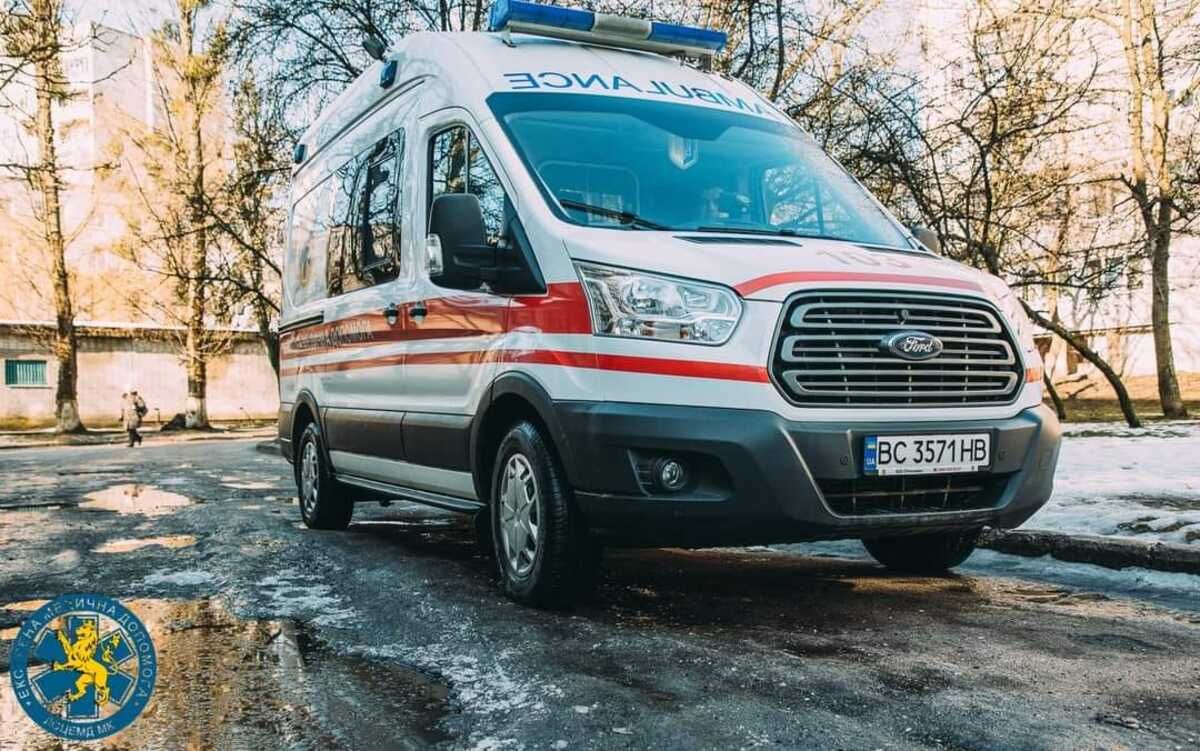 На Львівщині п'яний пацієнт та його агресивні друзі напали на лікарів швидкої