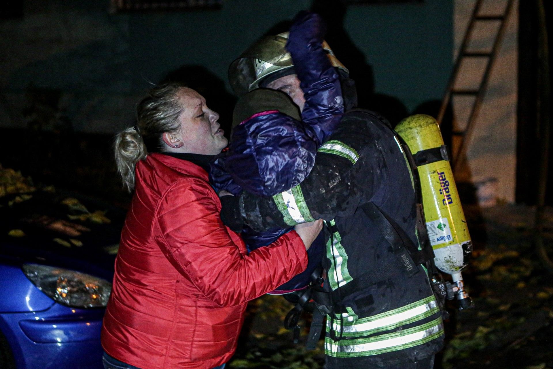 У Києві пожежники врятували дітей від вогню 17 листопада 2020