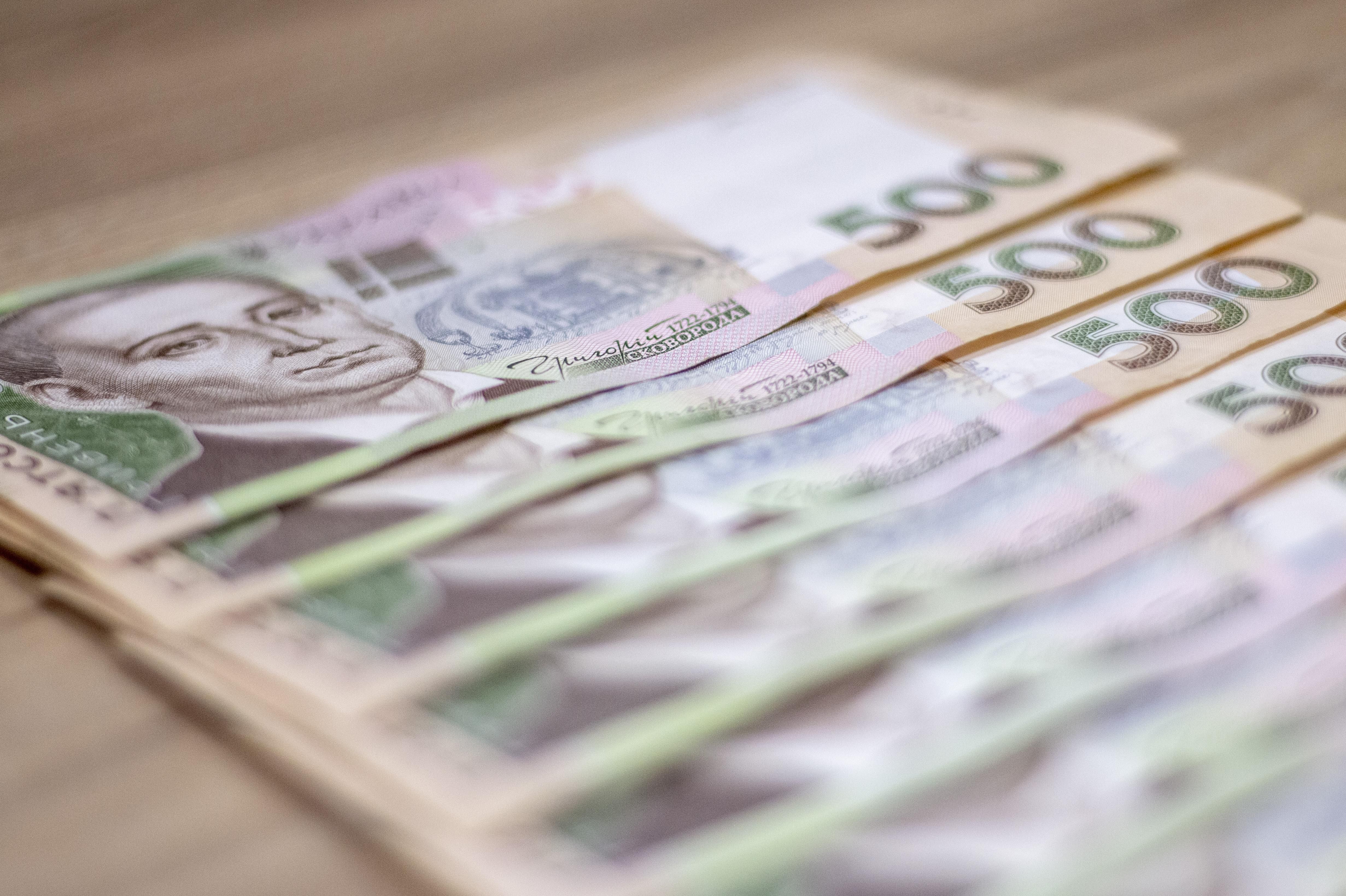 Сколько украинцев получают зарплату более 25 000 гривен