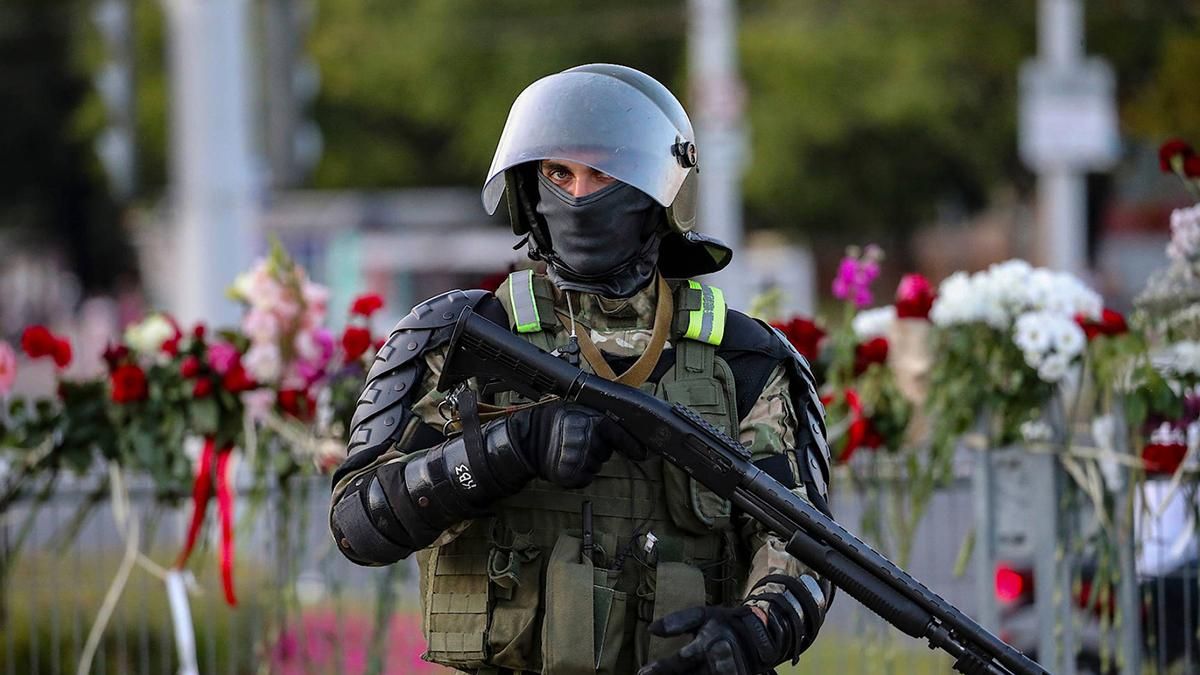 Силовики у Мінську ногами порозбивали лампадки біля меморіалу: відео