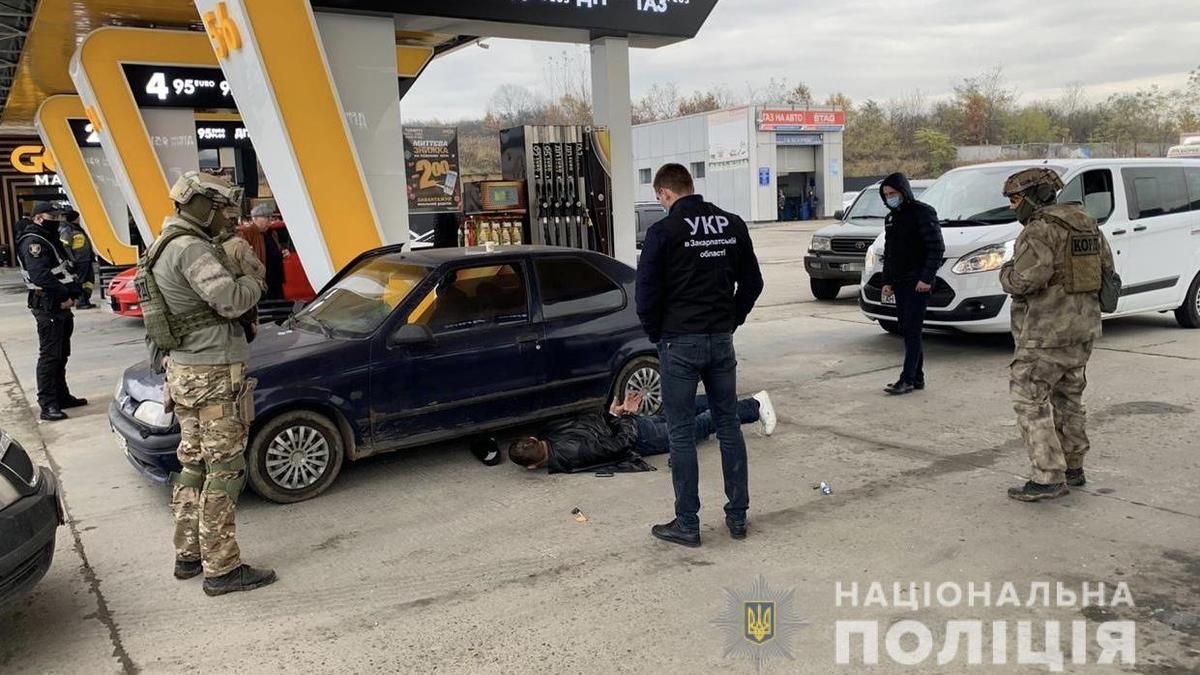 Вооруженного мужчину задержали на АЗС в Закарпатской области