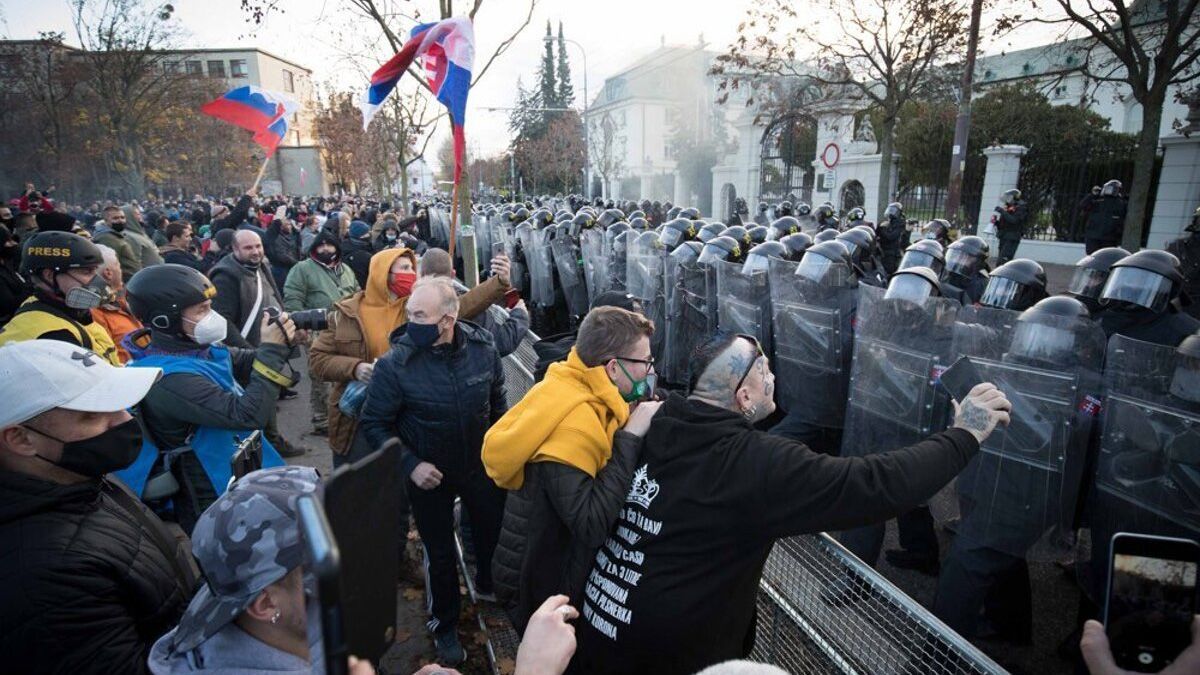 Тисячі людей вийшли на протест проти карантину у Словаччині: відео