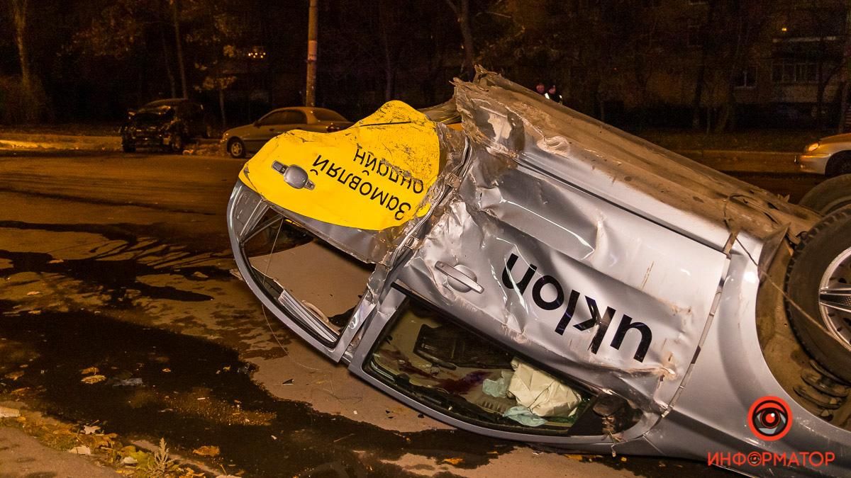 Легковик зіткнувся з таксі у Дніпрі: машину розірвало на шматки – фото, відео
