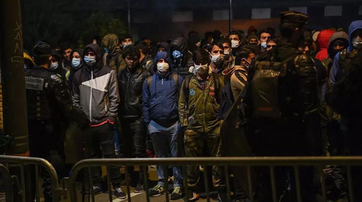 Во Франции демонтировали палаточный лагерь мигрантов Во Франции демонтировали палаточный лагерь мигрантов