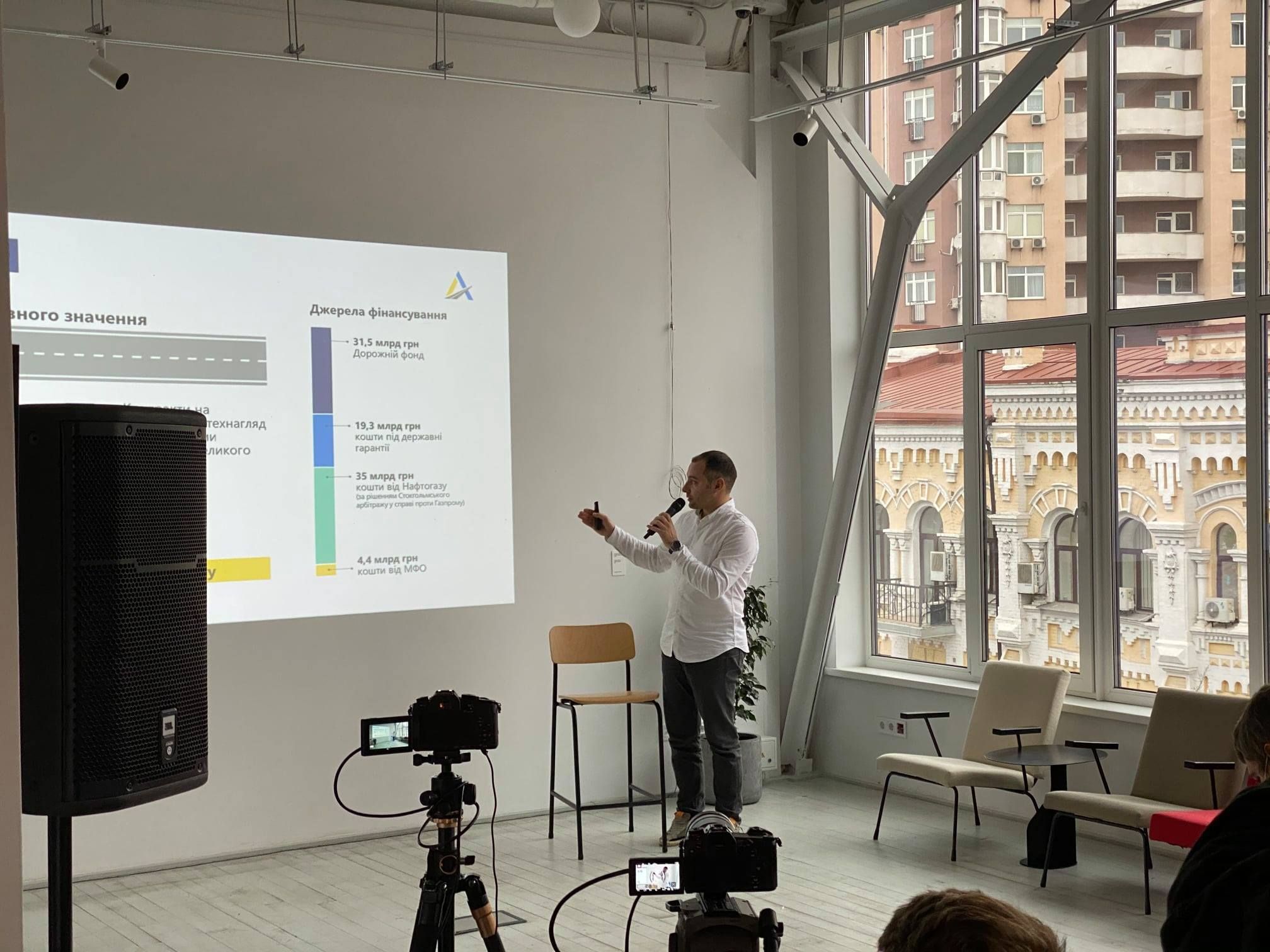 Роботи на 3900 км доріг завершуються: Кубраков відзвітував про перший рік на чолі Укравтодору Роботи на 3900 км доріг завершуються: Кубраков відзвітував про перший рік на чолі Укравтодору