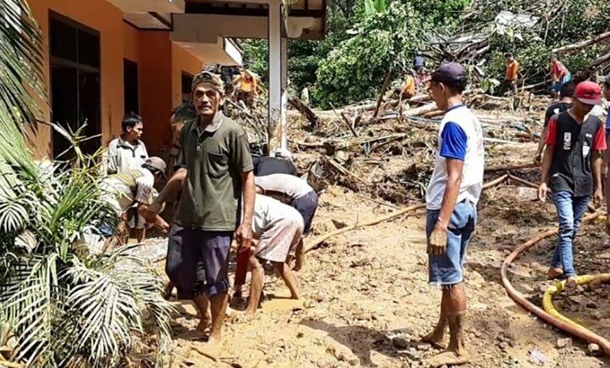 В Индонезии произошли наводнения и оползни: есть погибшие