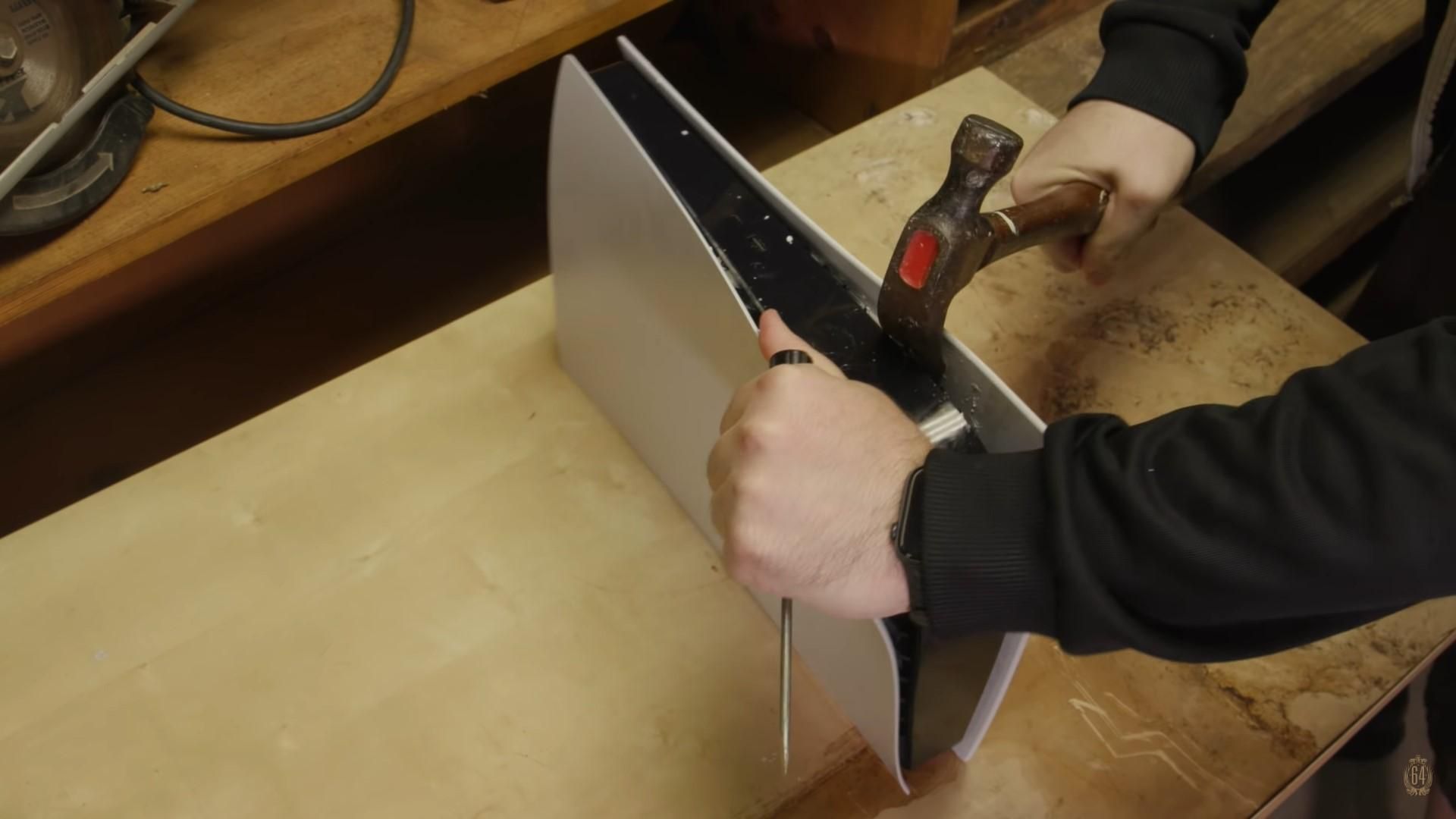 Блогер уничтожил новенькую PlayStation 5 на видео Блогер уничтожил новенькую PlayStation 5 на видео