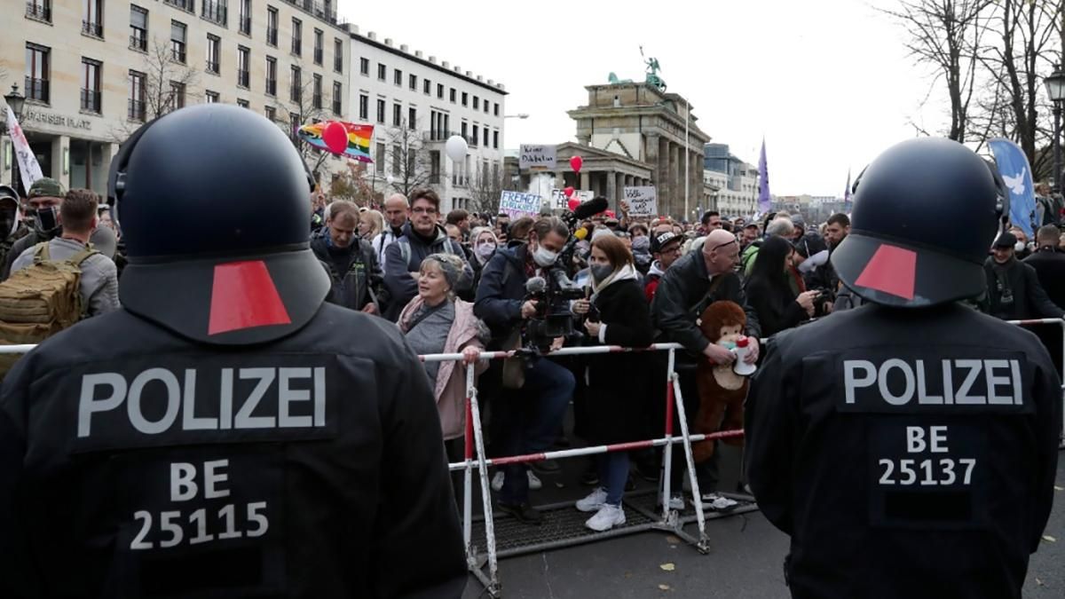 В Берлине полиция водометами разогнала демонстрантов против карантина