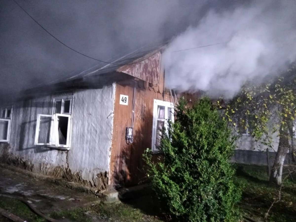 На Львовщине произошел сокрушительный пожар: женщина отравилась дымом и не могла ходить - фото