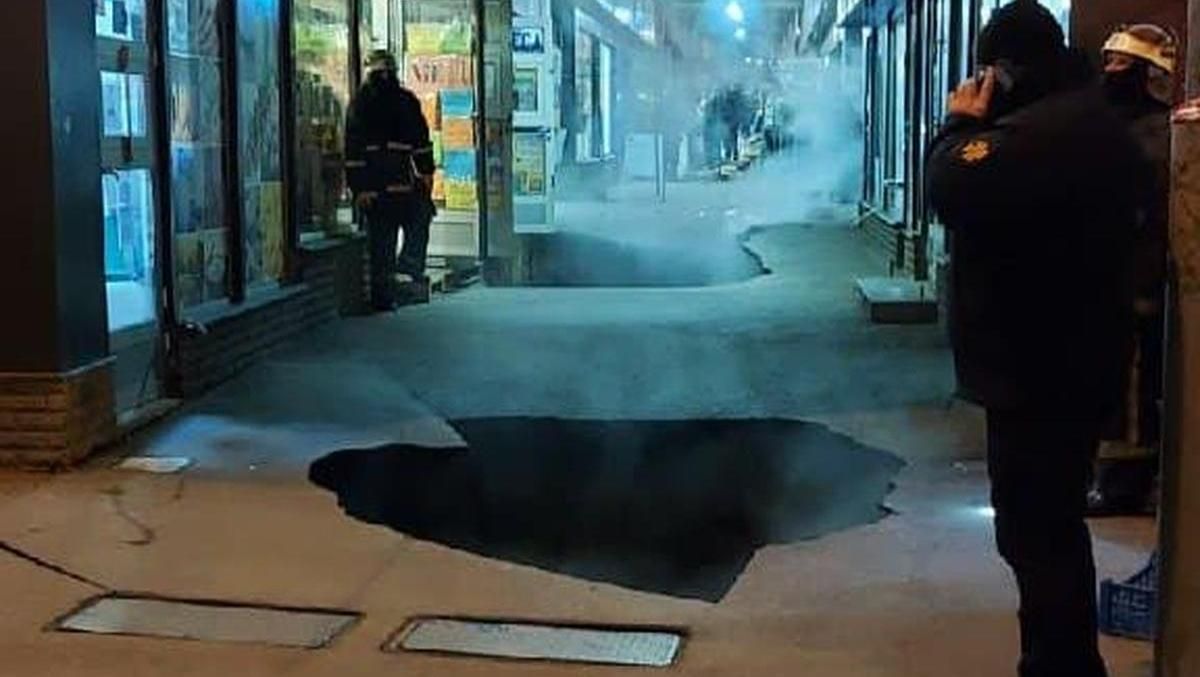 В Харькове на входе в большой рынок масштабно обвалился асфальт В Харькове на входе в большой рынок масштабно обвалился асфальт