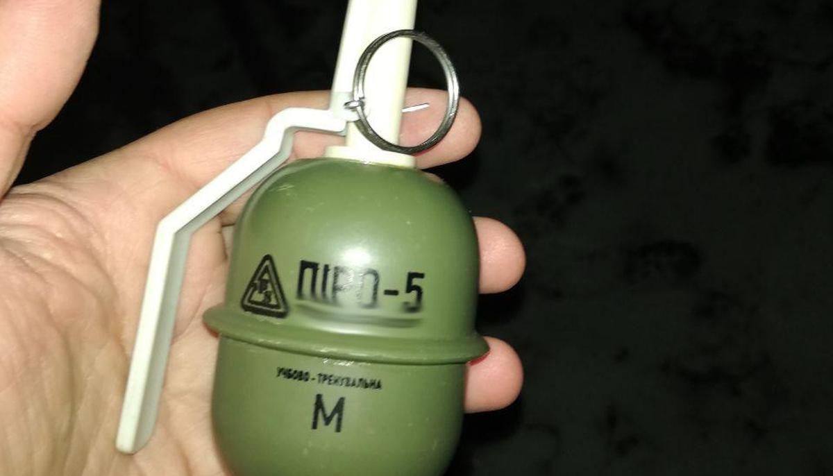 На Житомирщині копи звільнили заручницю, якій погрожували гранатою На Житомирщині копи звільнили заручницю, якій погрожували гранатою