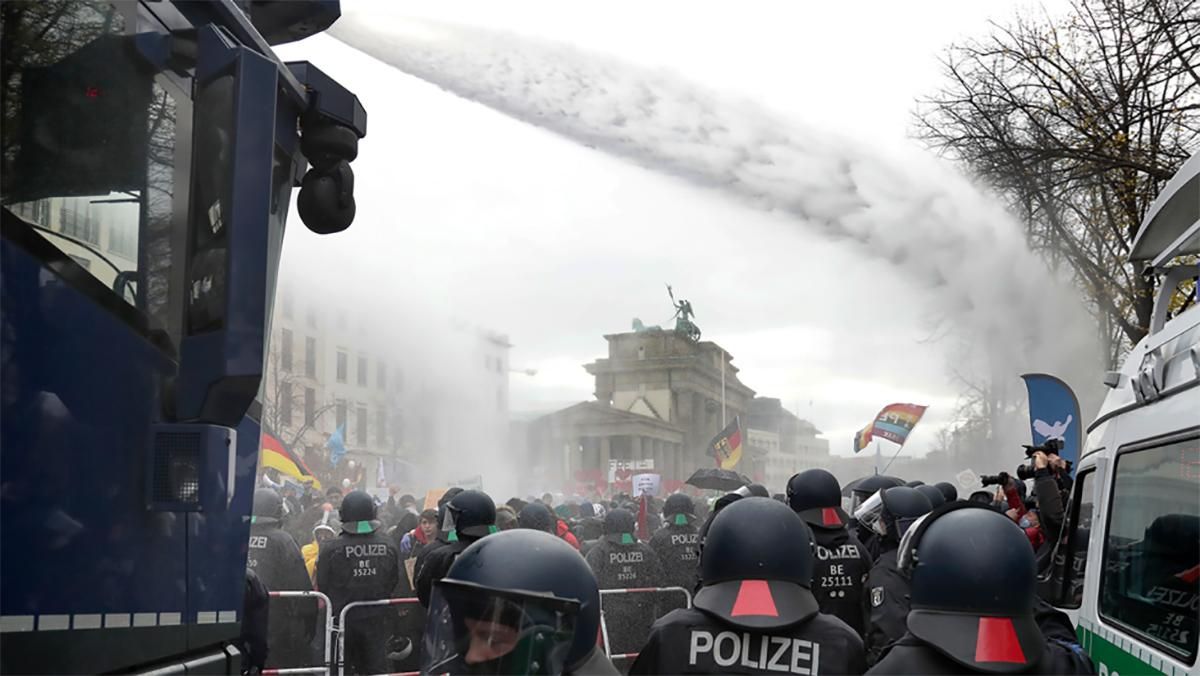 У Берліні внаслідок протестів поліція затримала 365 осіб: деталі 