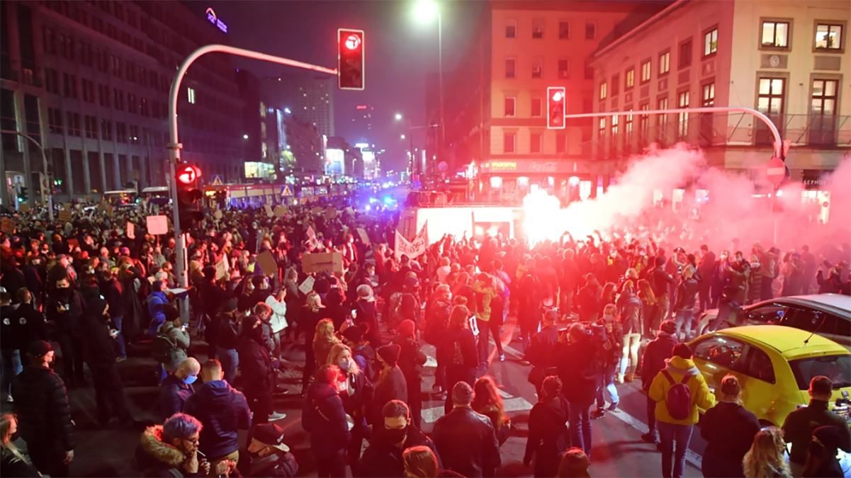 В Польше не прекращаются протесты против запрета абортов: полиция 18 ноября 2020 применила силу и слезоточивый газ