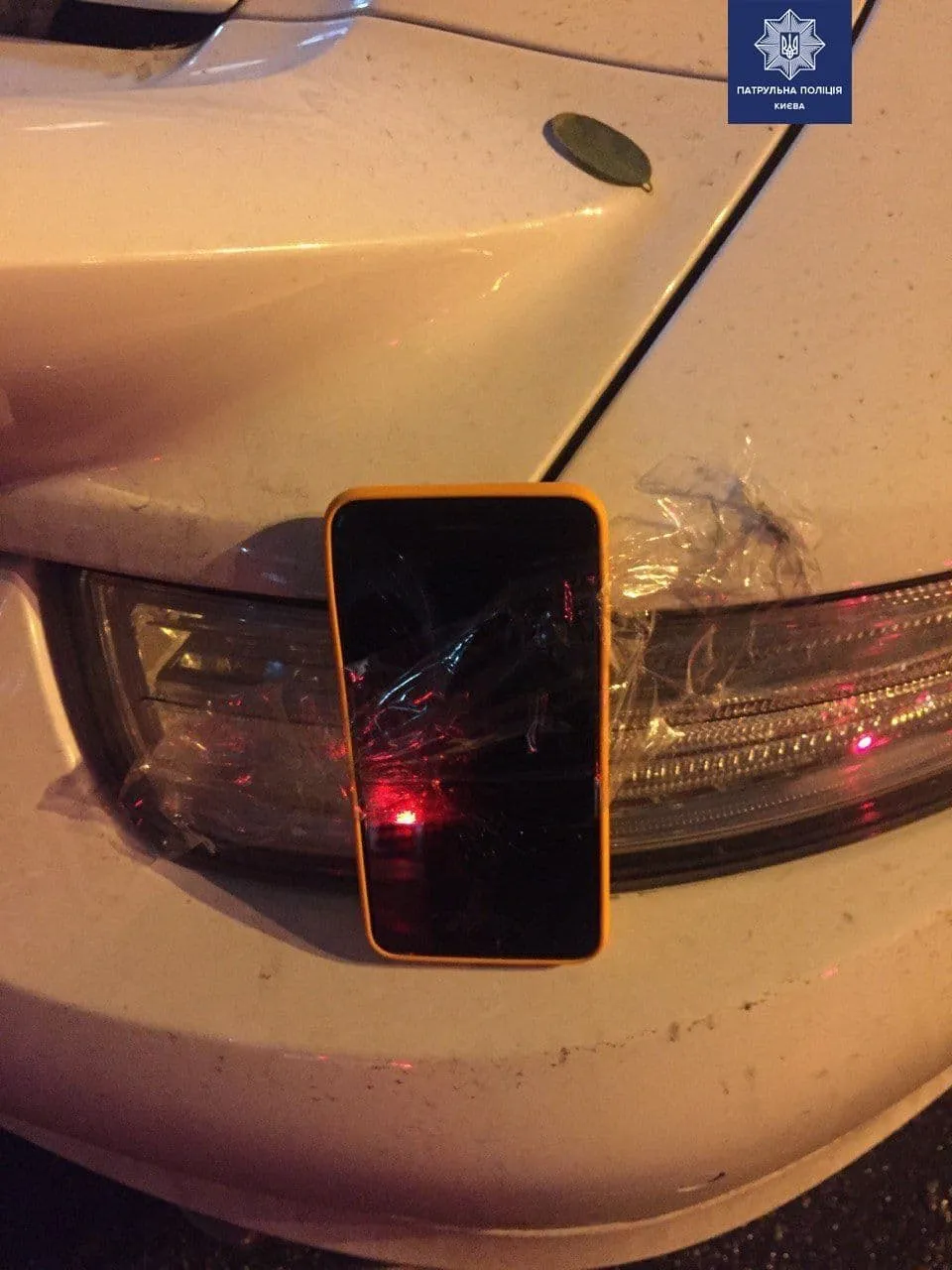 Мобільний телефон примотали до машини / Фото Патрульної поліції