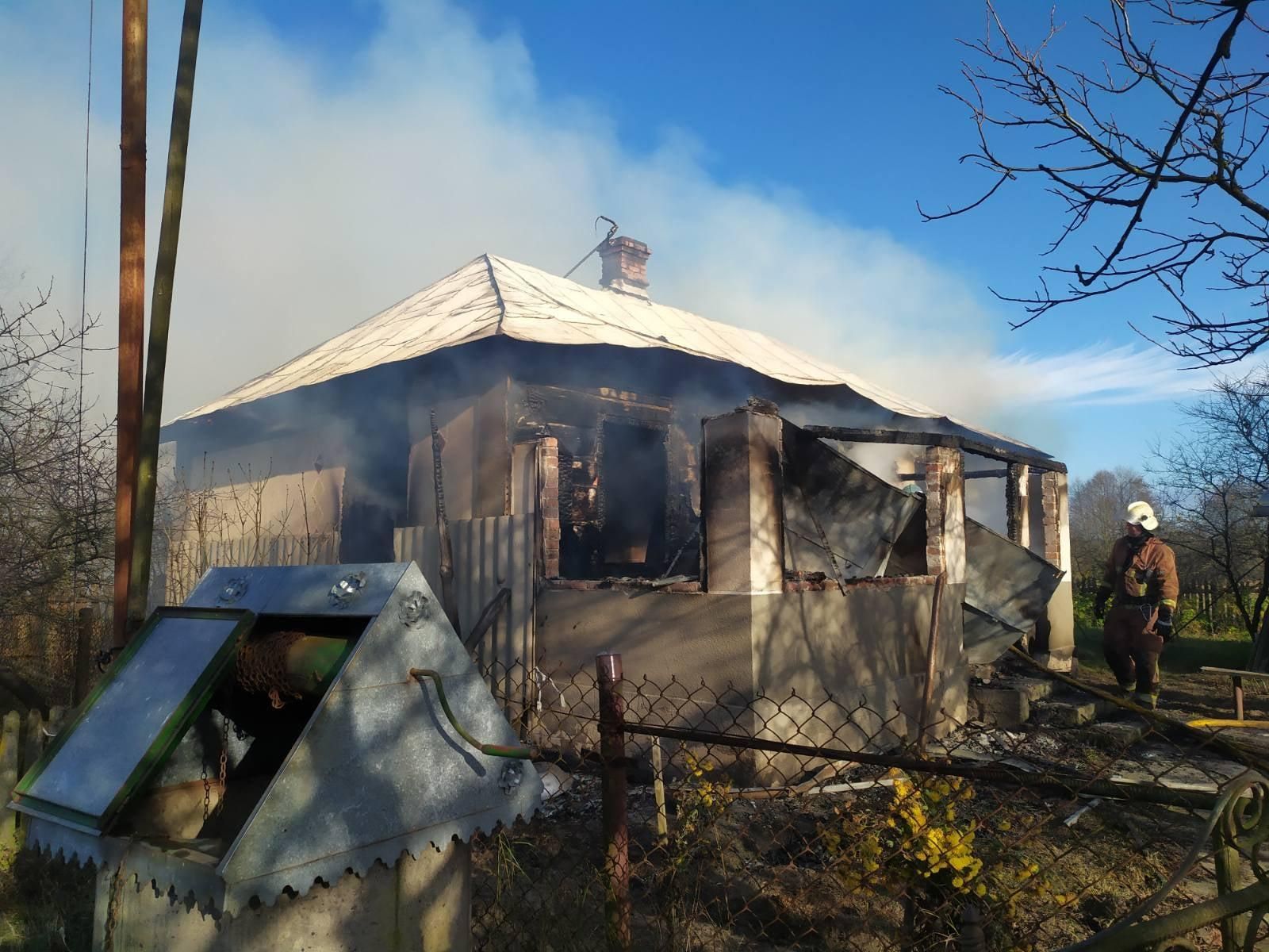 Будинок повністю згорів: власник намагався загасити пожежу самотужки: фото