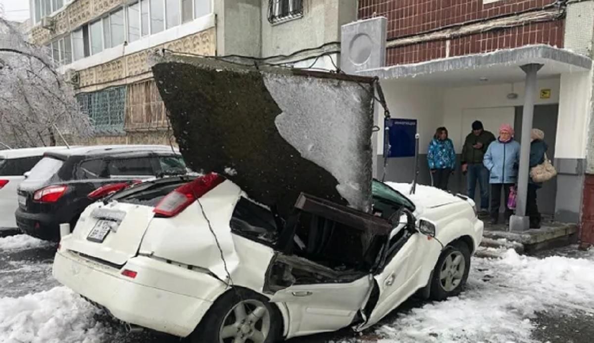 В России бетонная плита упала раздавила авто: видео инцидента