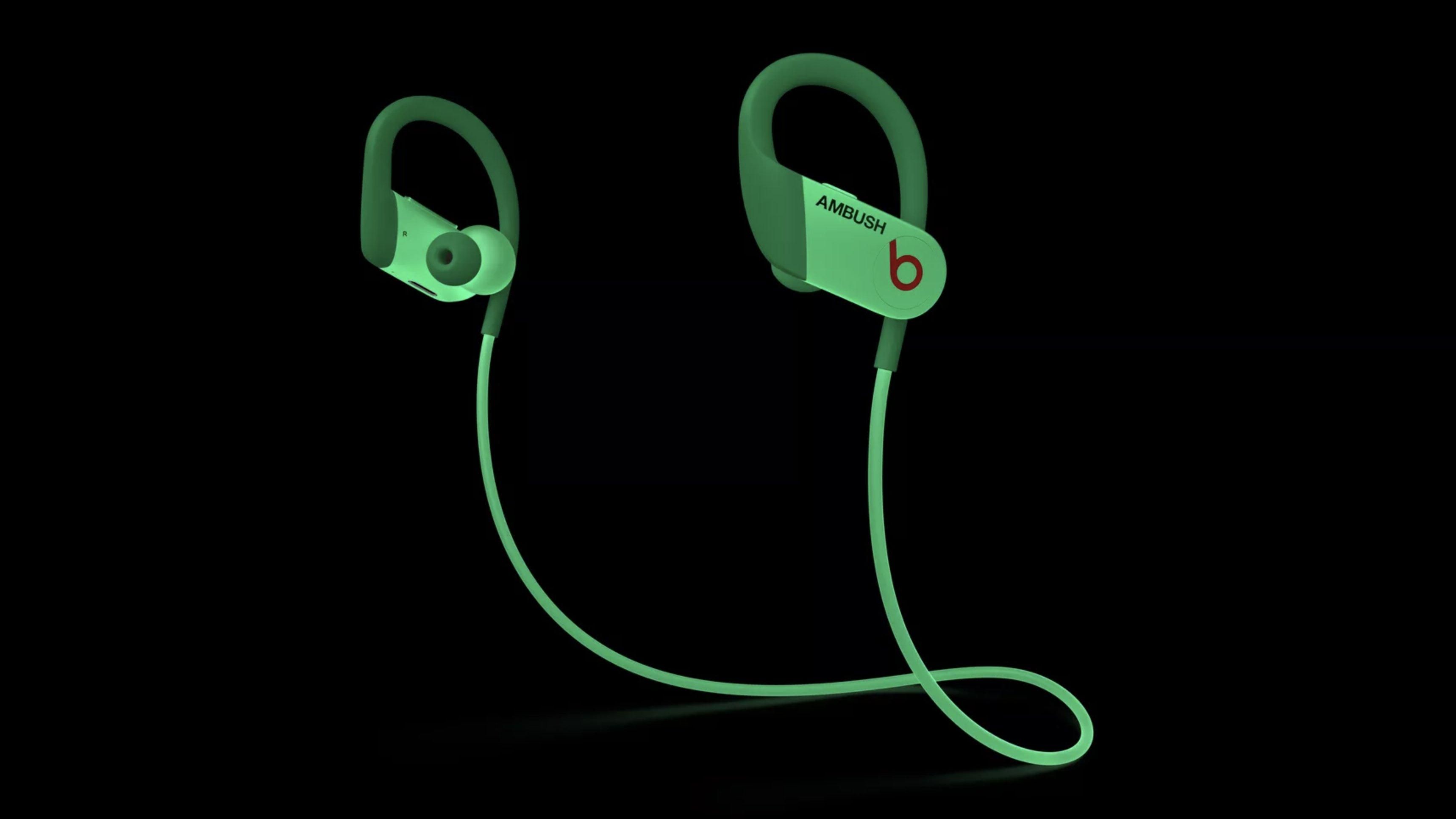 Беспроводные наушники Beats Powerbeats светятся в темноте