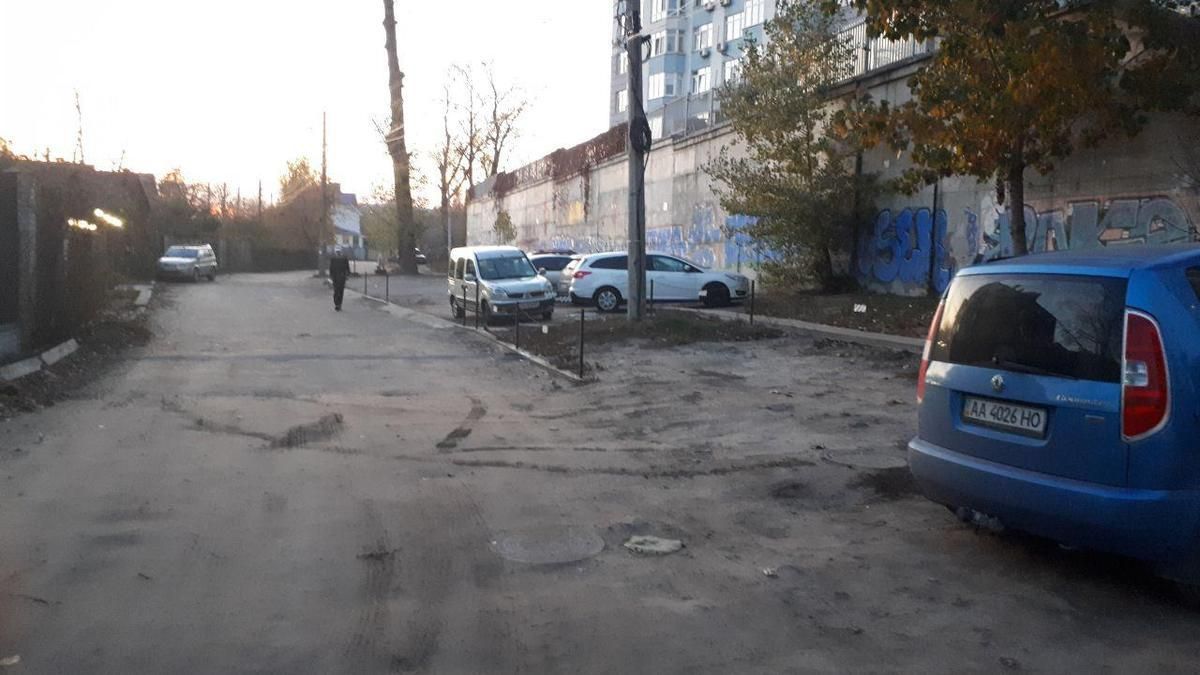 В трех районах Киева обустроят новые официальные парковки