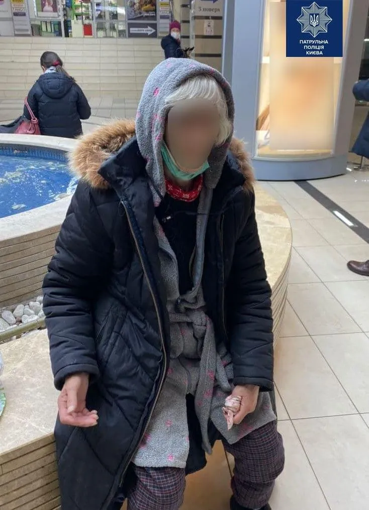 Бідна бабуся не розуміла де вона / Фото Патрульної поліції Києва Бідна бабуся не розуміла де вона / Фото Патрульної поліції Києва