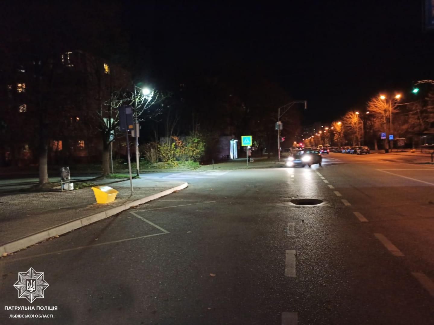 У Львові на переході Volkswagen збив пішохода: чоловік у лікарні - фото