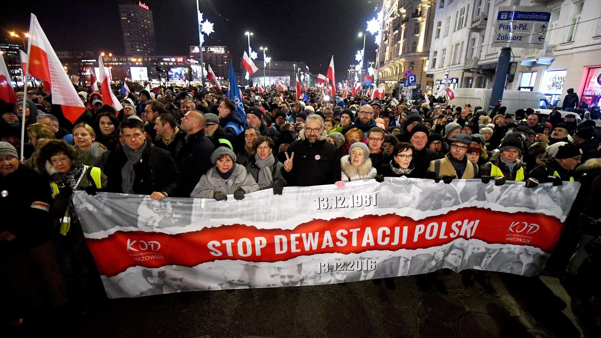 Зупиніть знищення Польщі - баннер на акції протесту 