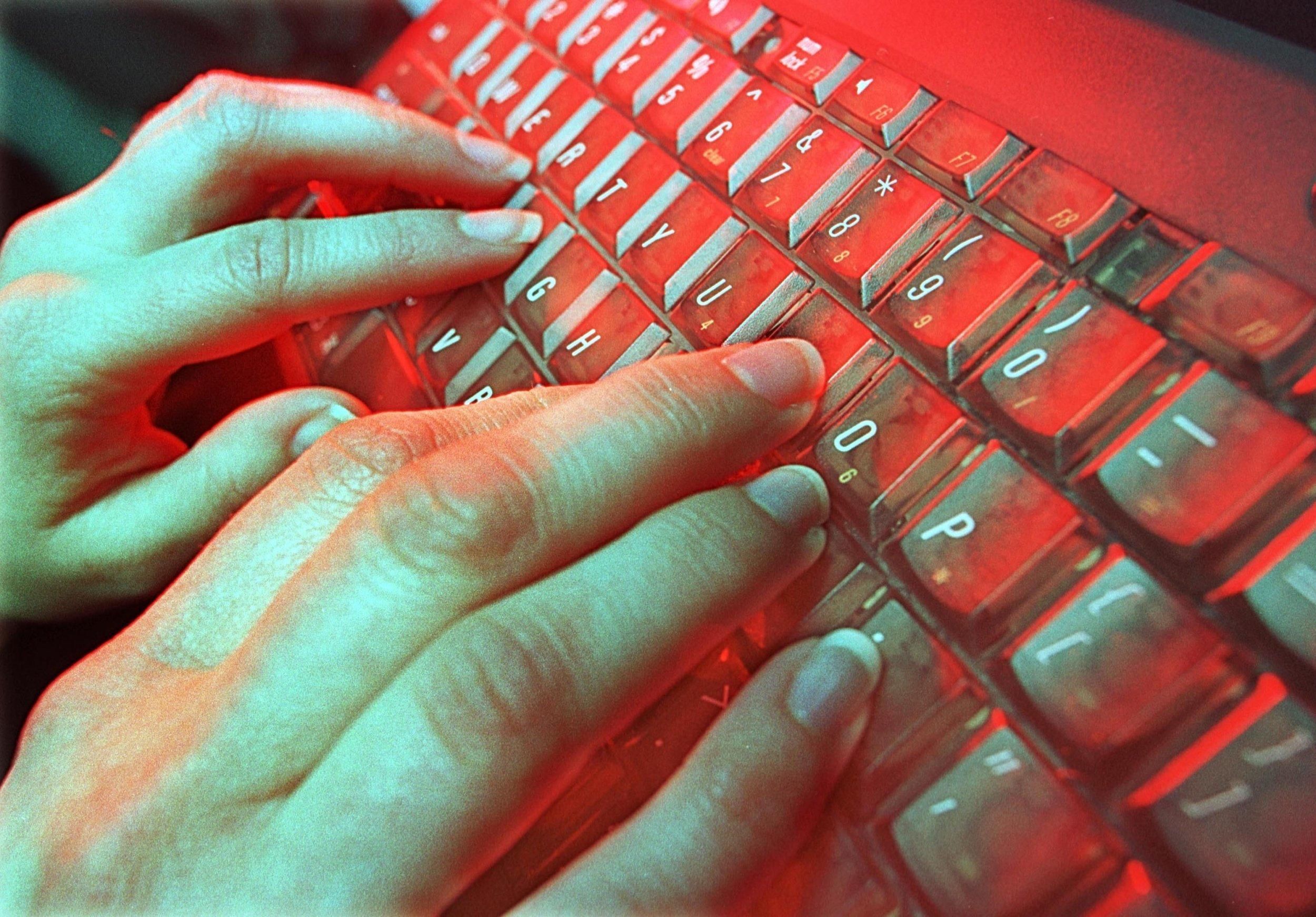 Зламував сторінки та крав паролі: у Львові хакеру повідомили про підозру
