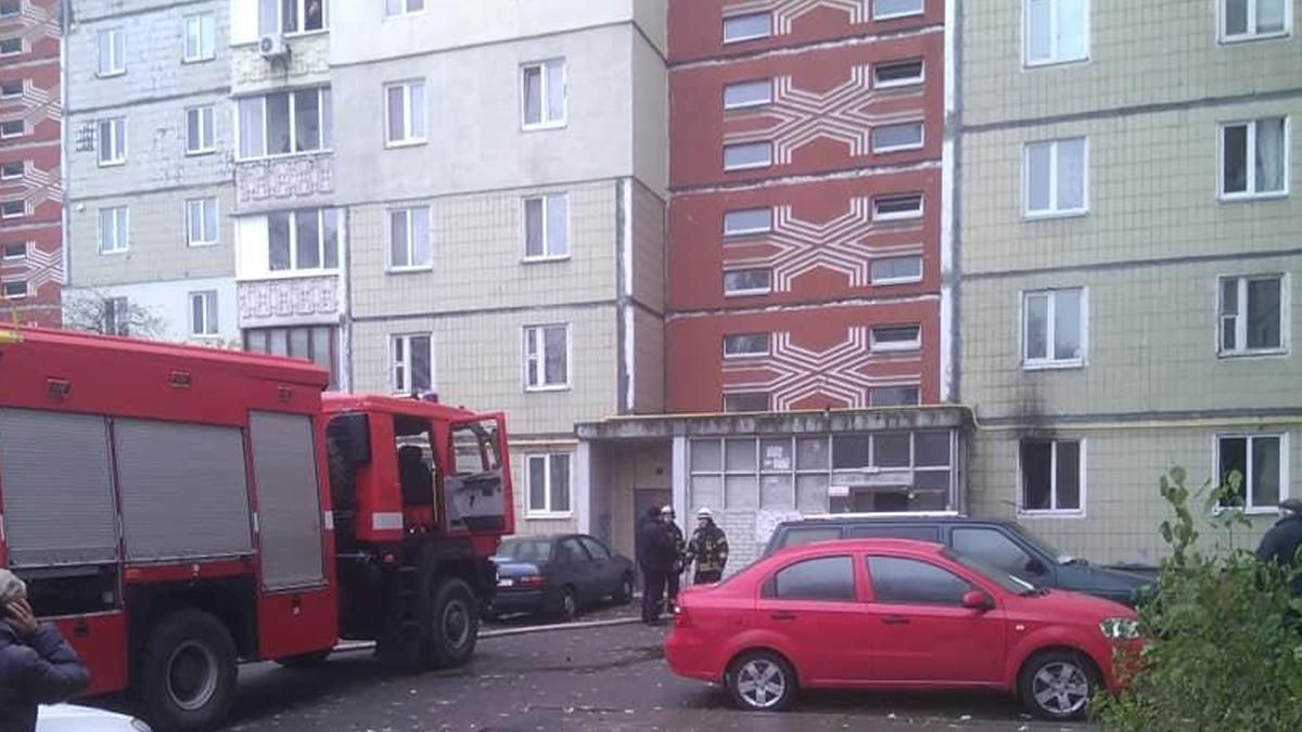 У Києві чоловік через сімейну сварку підпалив квартиру: відео
