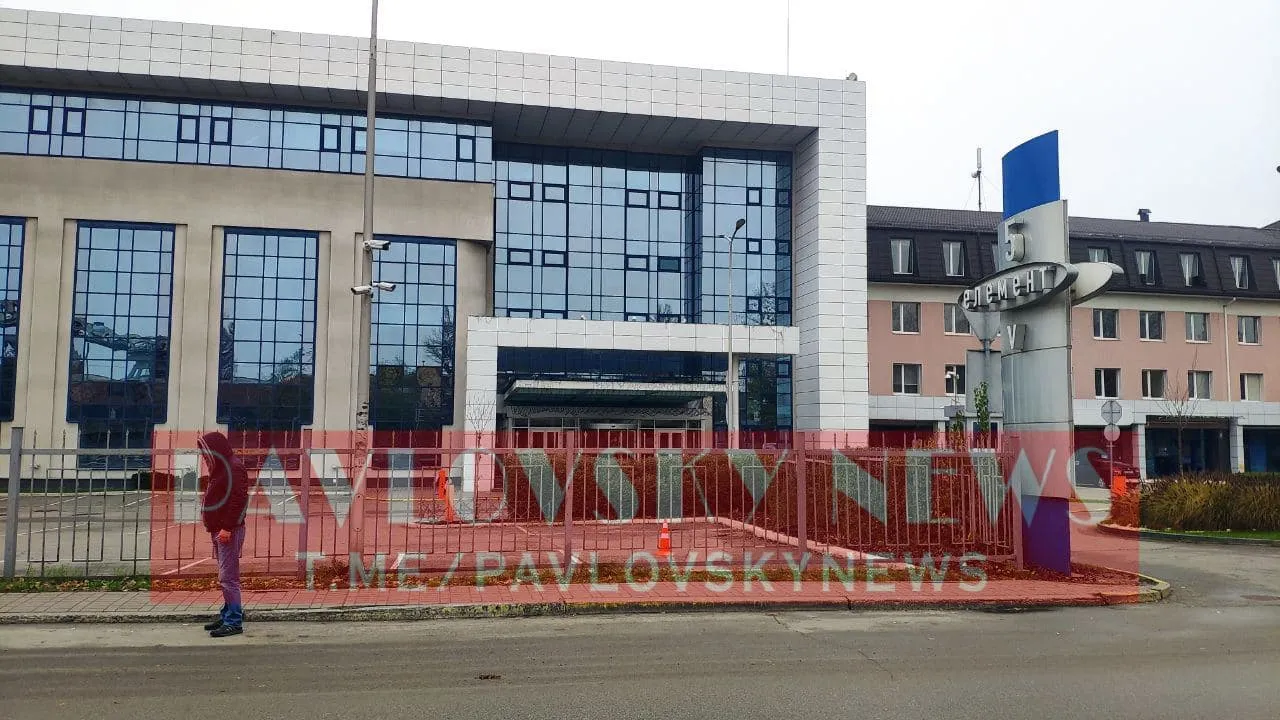 Невідомі чатують біля Невідомі чатують біля