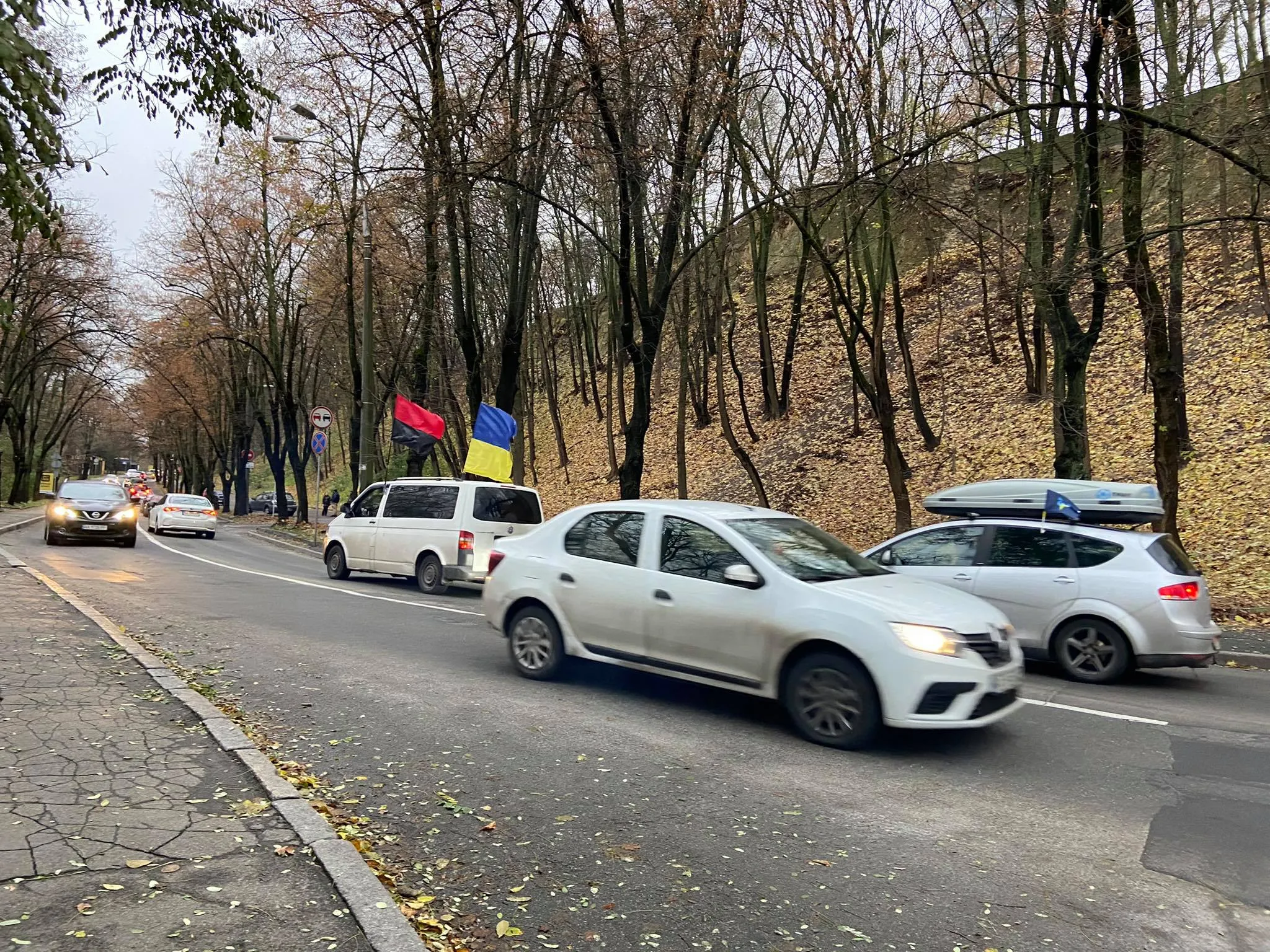 Машини ідуть до лікарні, де лікується Зеленський автопробіг