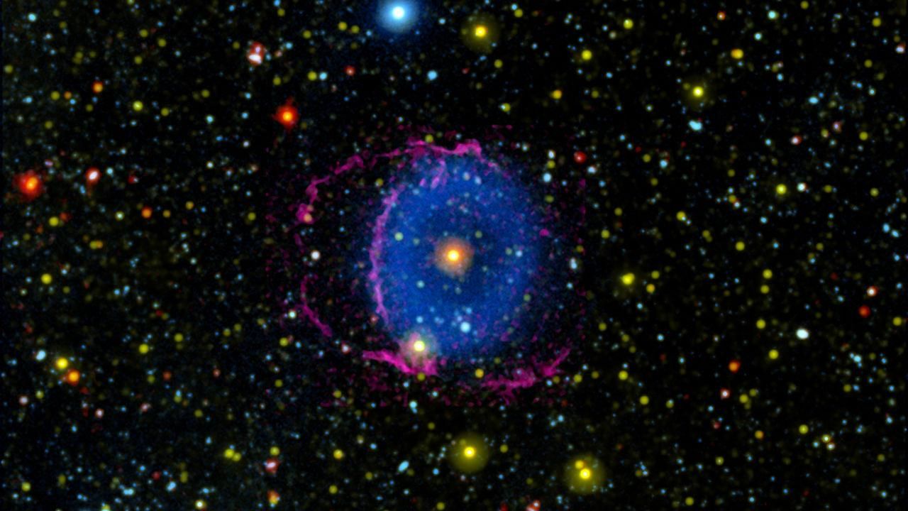Астрономы объяснили загадку туманности Голубого кольца