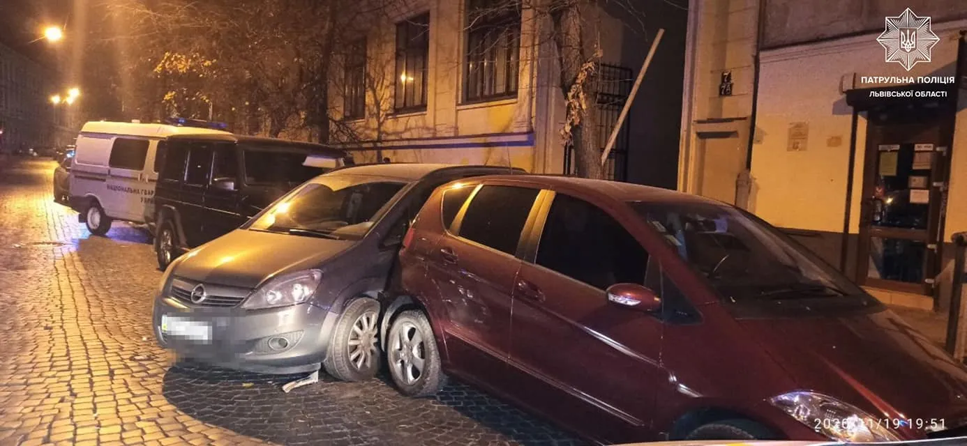 П'яний львівський підприємець на позашляховику розбив 3 автівки: фото