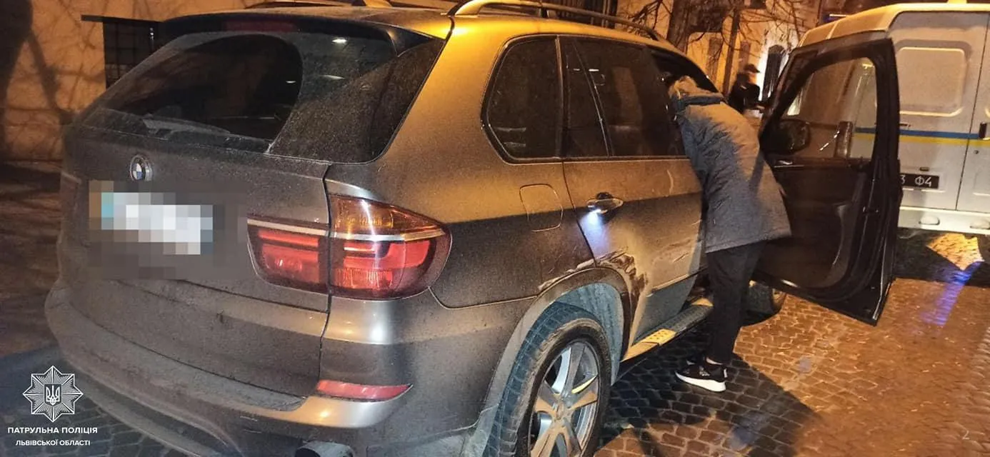 П'яний львівський підприємець на позашляховику розбив 3 автівки: фото