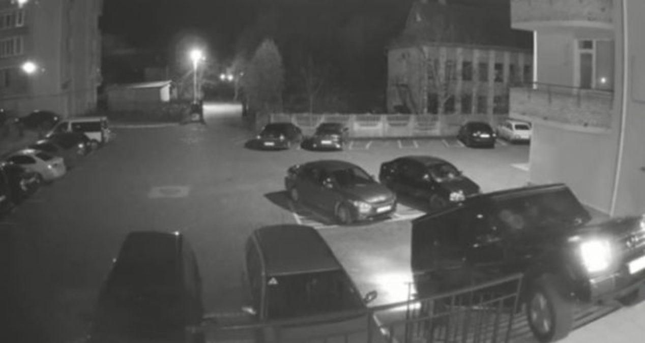 На Львівщині новообрані депутати від ЄС заїхали у під'їзд: відео На Львівщині новообрані депутати від ЄС заїхали у під'їзд: відео