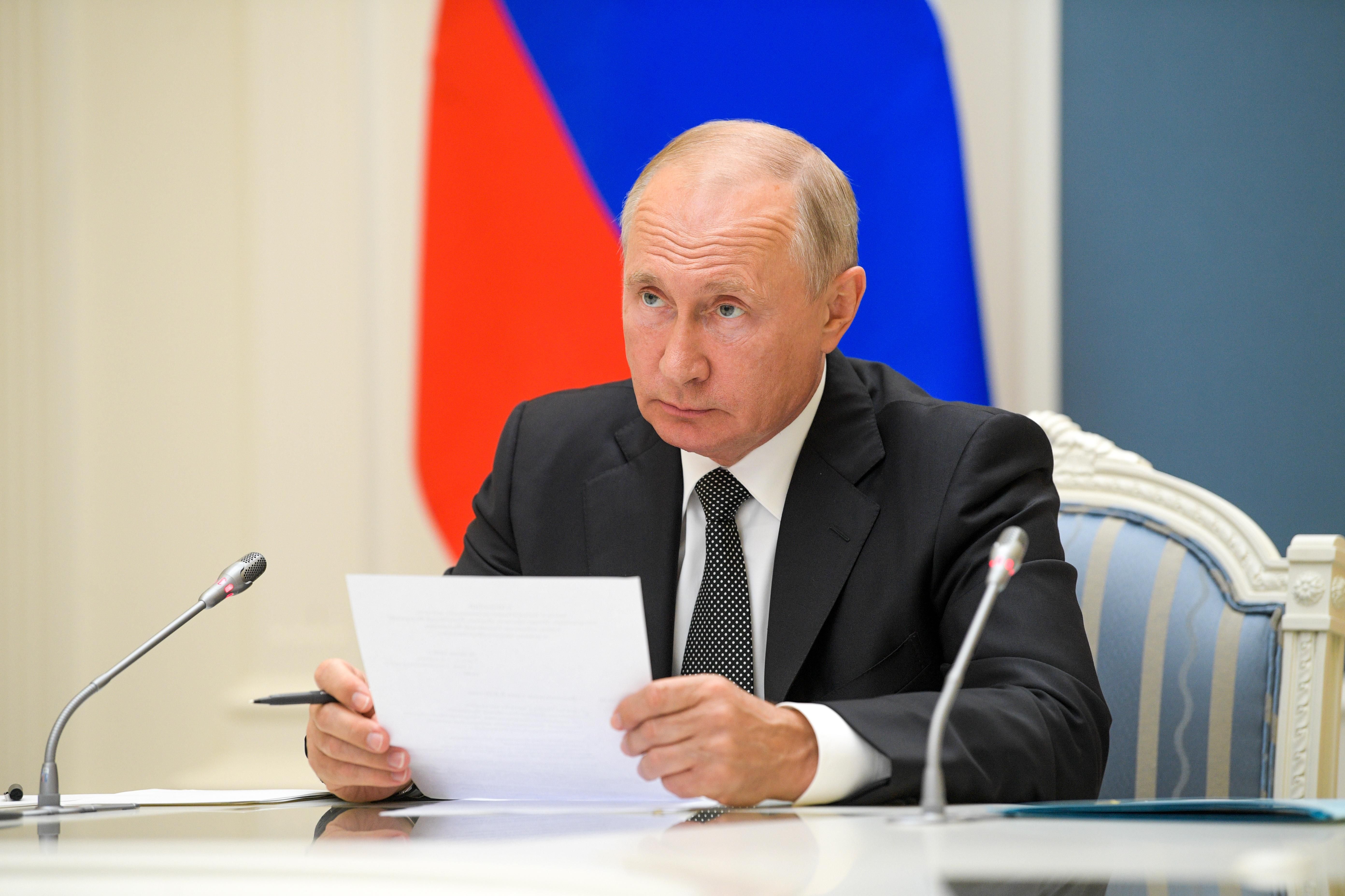 Продукти під забороною: Путін продовжив контрсанкції щодо Заходу