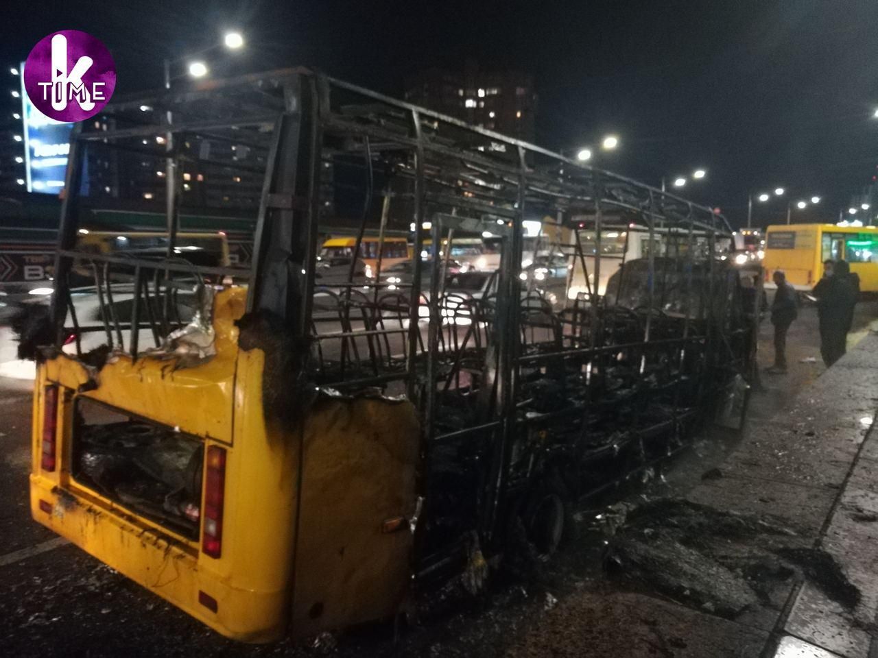 Вогонь поглинув все: У Києві у маршрутці стався вибух – відео 