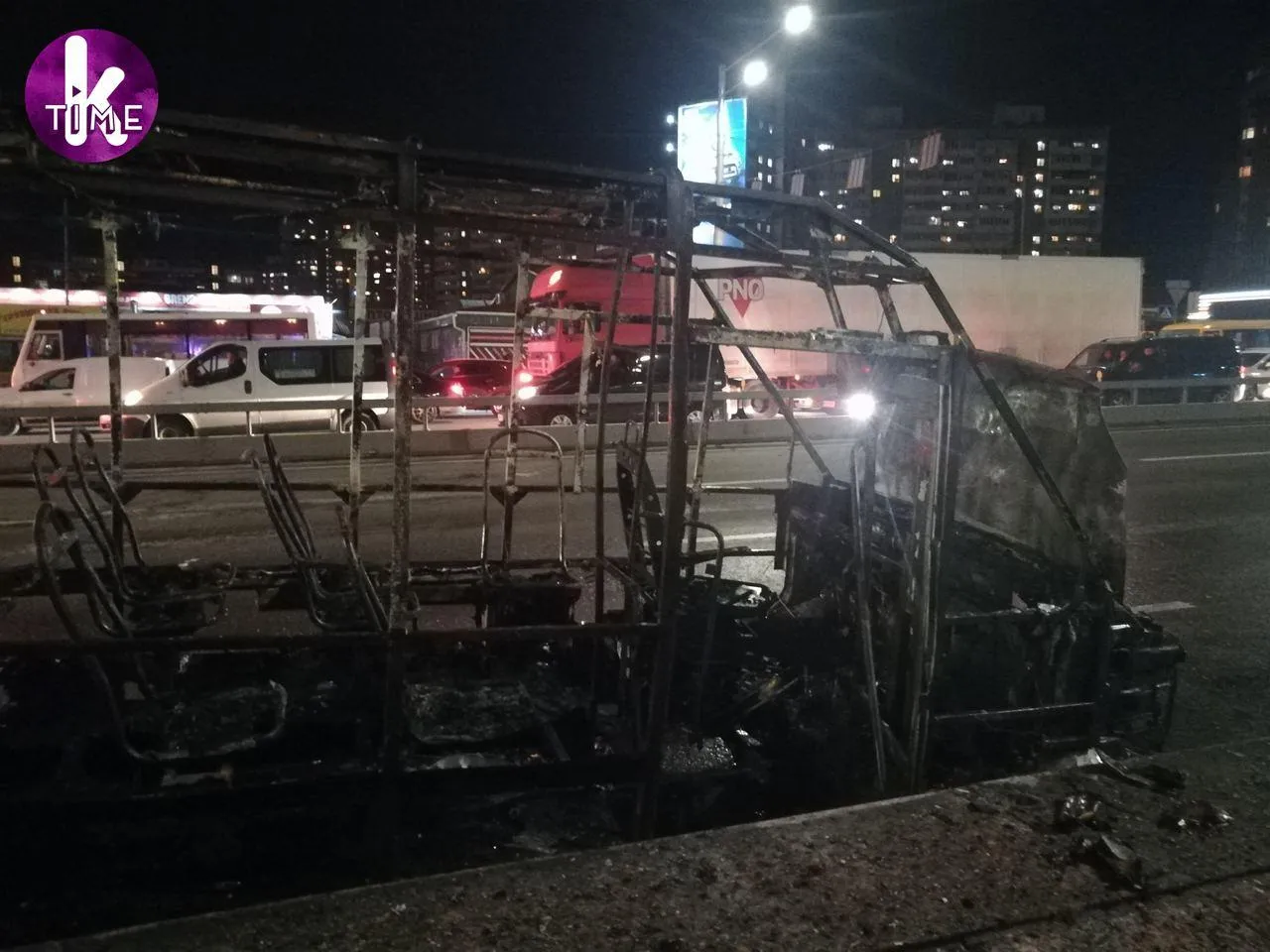 Маршрутка горить у Києві Маршрутка горить у Києві