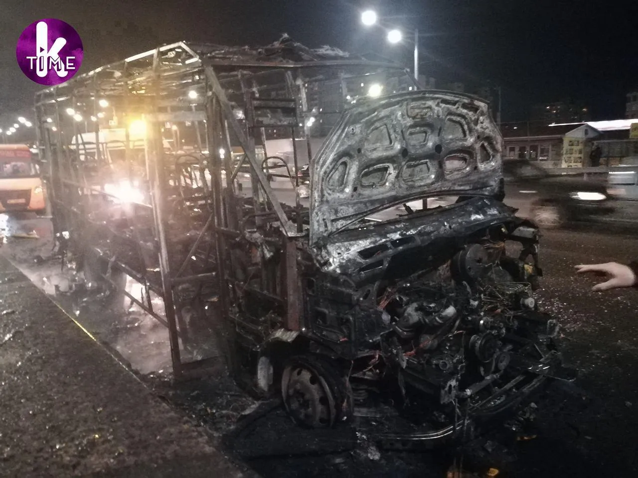 Маршрутка згоріла у Києві Маршрутка згоріла у Києві