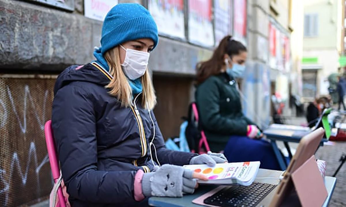 Проти дистанційного навчання: в Італії школярка почала сидячий протест