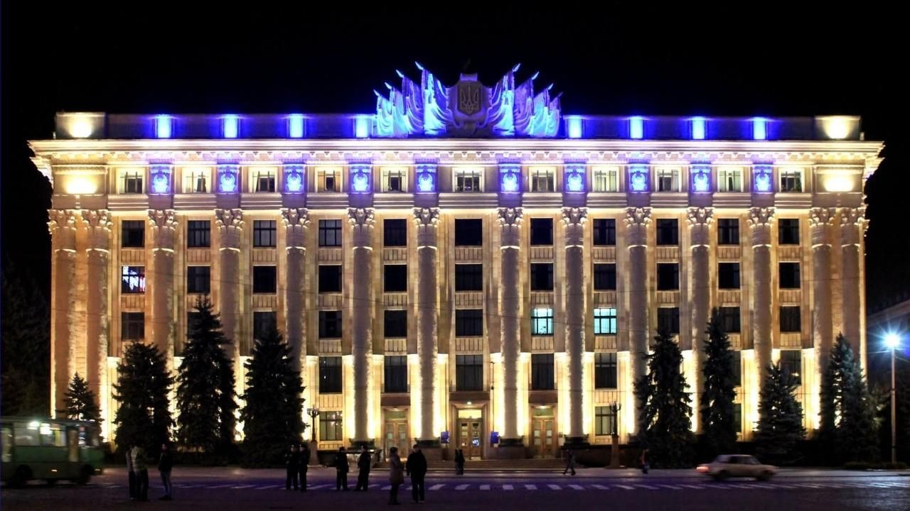 Чоловік під крики Аллах Акбар розбив вікна Харківської ОДА: відео Чоловік під крики Аллах Акбар розбив вікна Харківської ОДА: відео