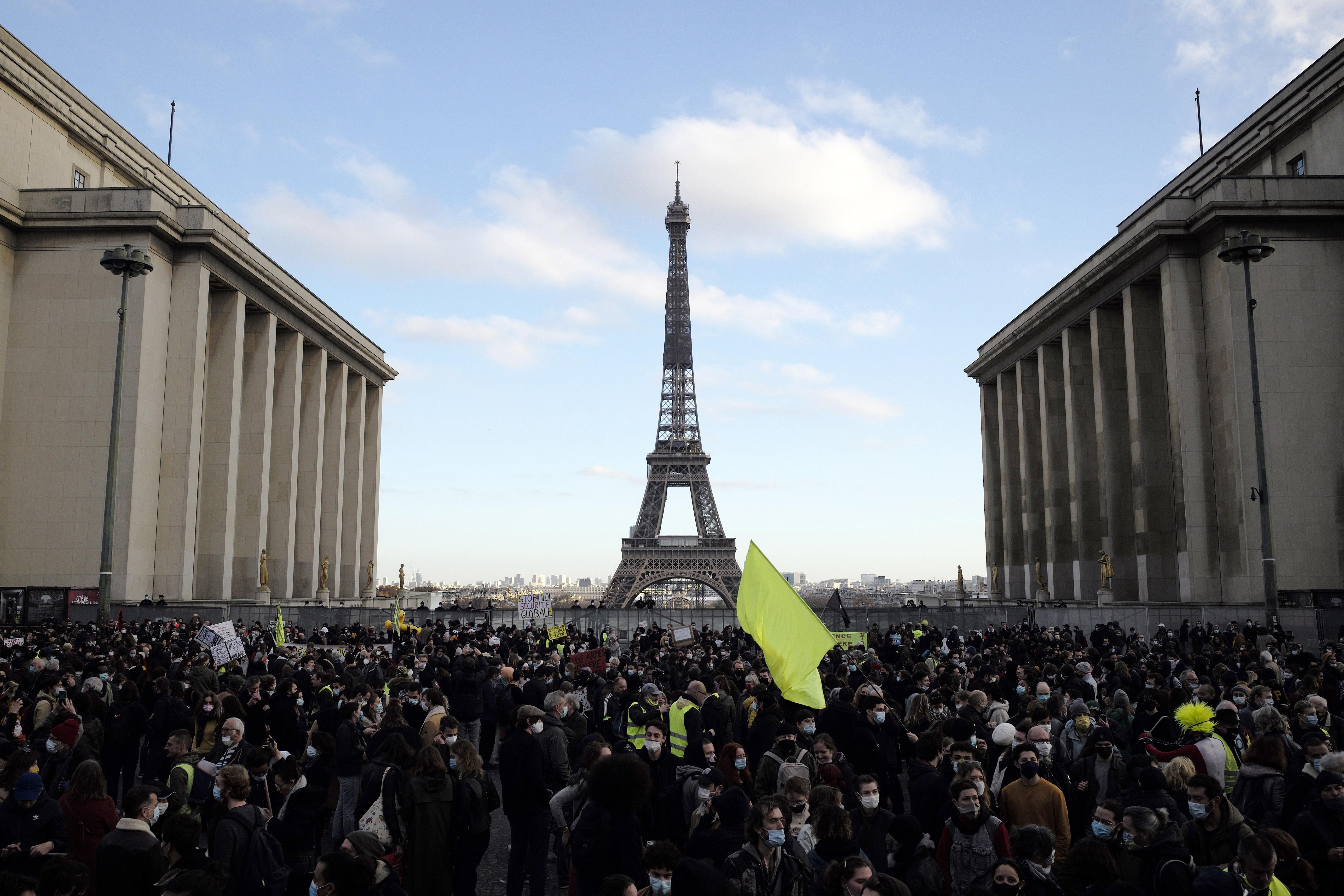 У Парижі протестувальників розганяють водометами та газом: відео