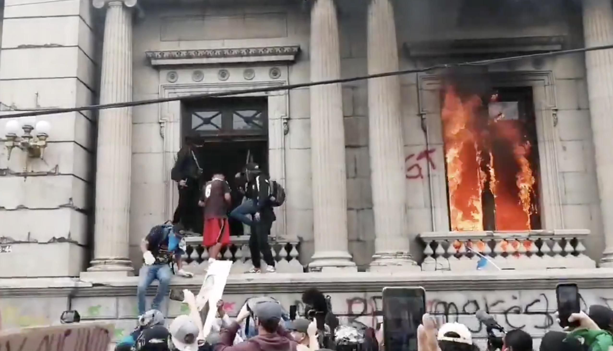В Гватемале – массовые протесты, люди подожгли парламент: видео