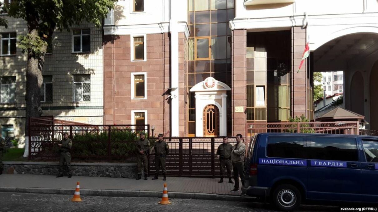 Білорус влаштував акцію біля посольства Білорусі у Києві - фото