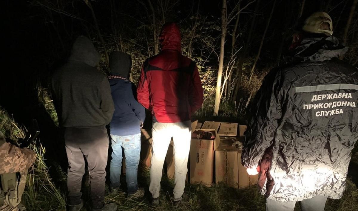 В Одесской области 4 мужчин пытались незаконно пронести сигареты В Одесской области 4 мужчин пытались незаконно пронести сигареты
