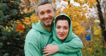 Сергей Бабкин показал новое фото с женой и рассказал об эмоциях от окончания года