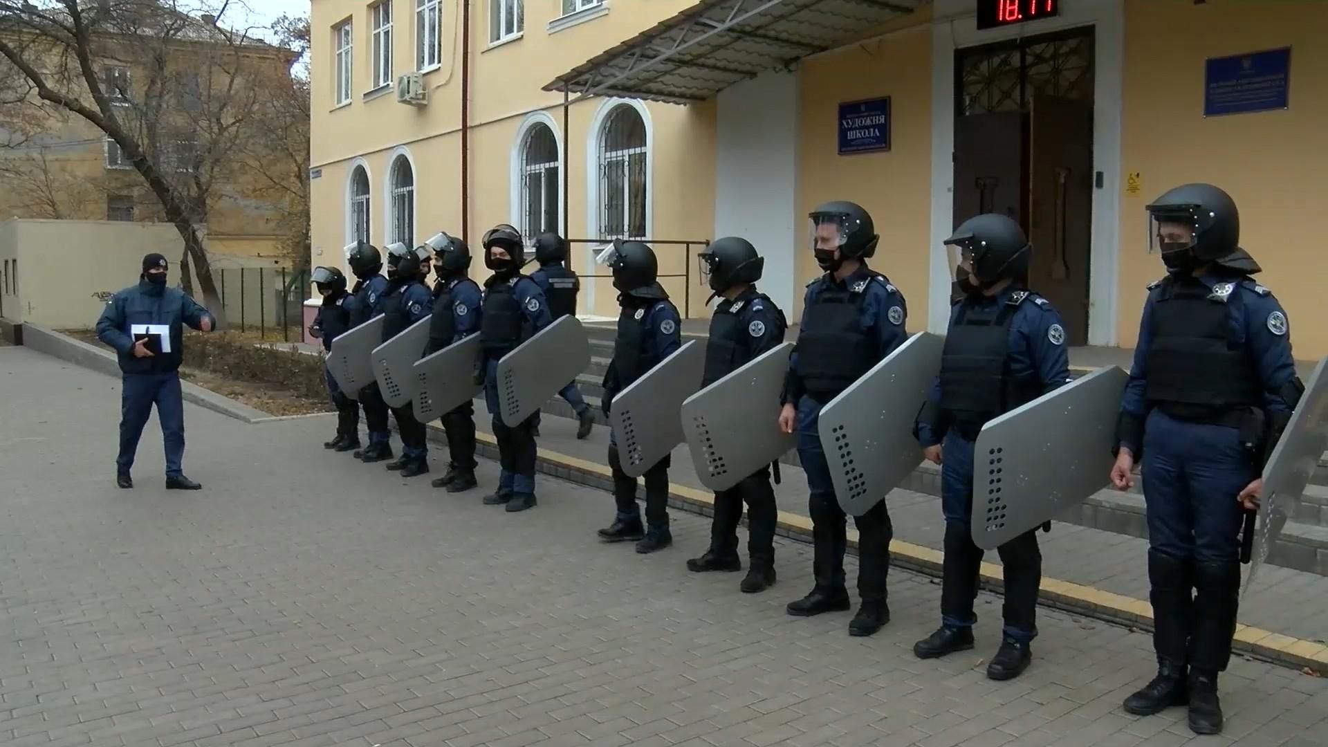 У Краматорську навчали охоронців суду рятуватись від активістів