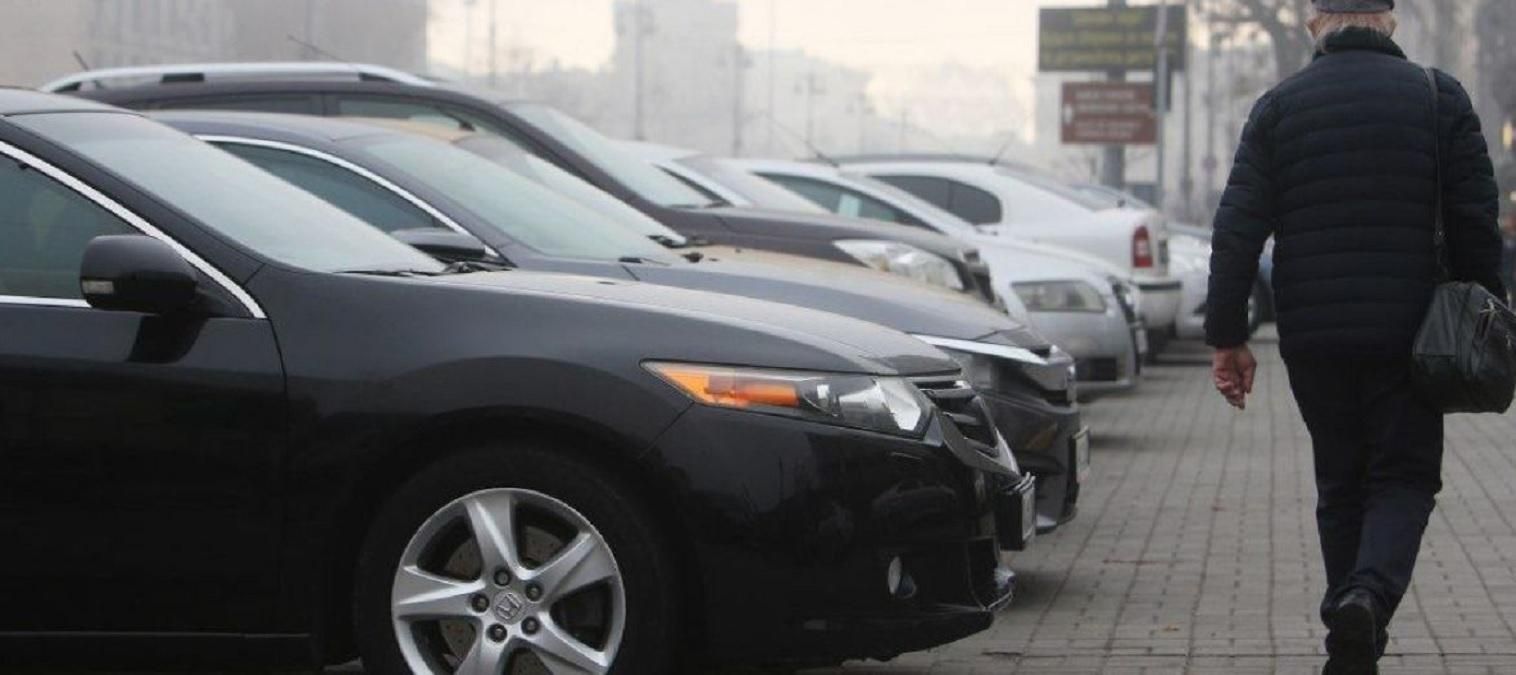 У Києві водій джипа влетів у припарковані авто: відео У Києві водій джипа влетів у припарковані авто: відео