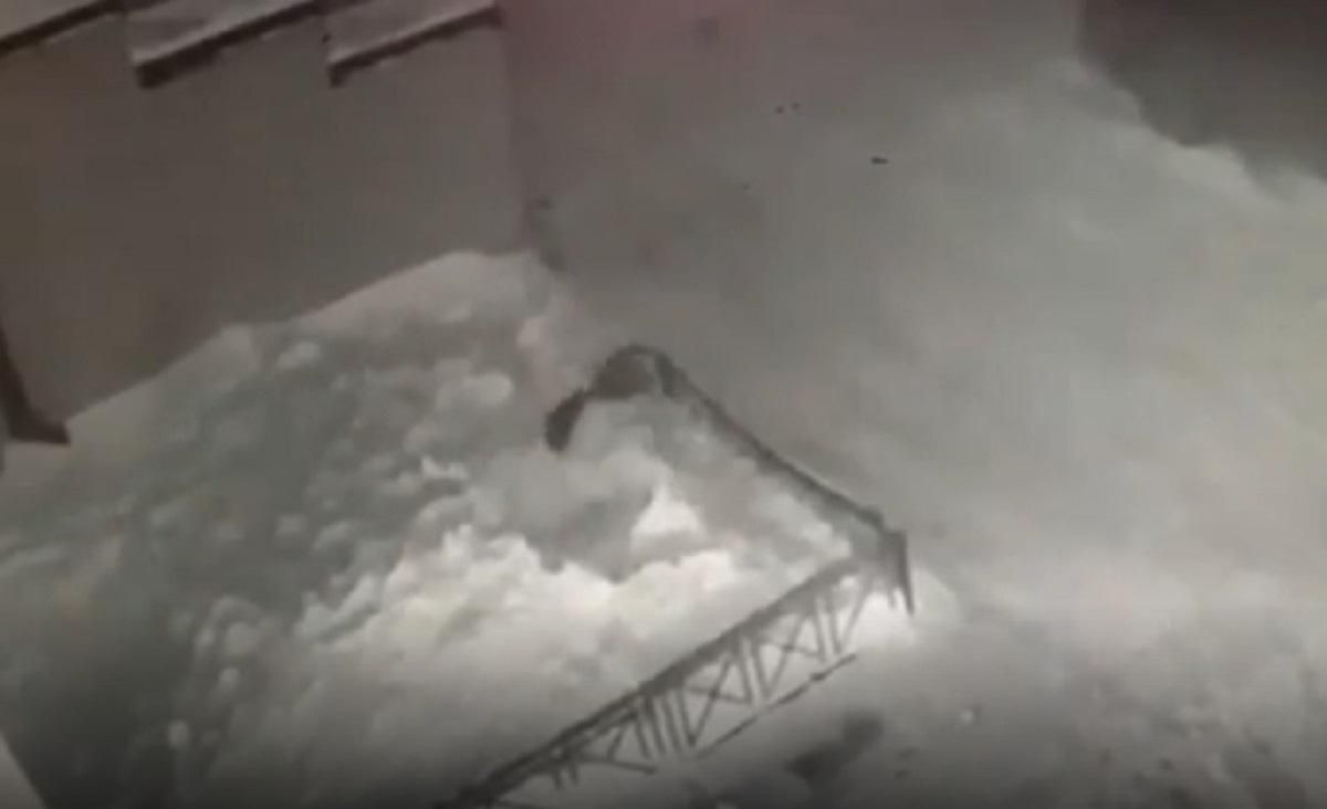 У Росії дівчинка впала з 4-го поверху, встала і пішла: відео