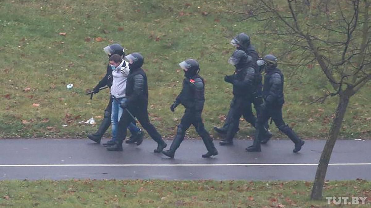 На протестах у Мінську 22 листопада 2020 нагадали про затриманих митців: вивісили плакати з їхньою творчістю – фото