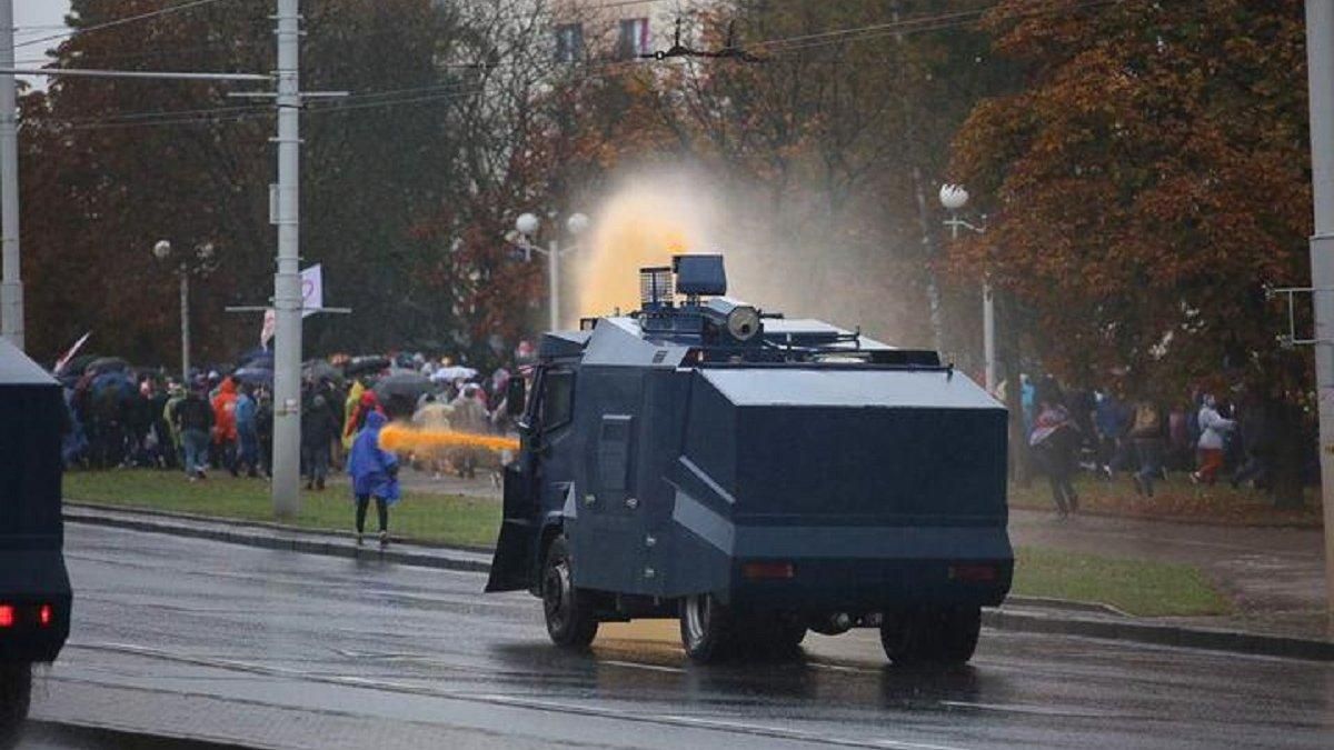 Силовики в Беларуси применили водометы: как это объяснили в МВД Силовики в Беларуси применили водометы: как это объяснили в МВД