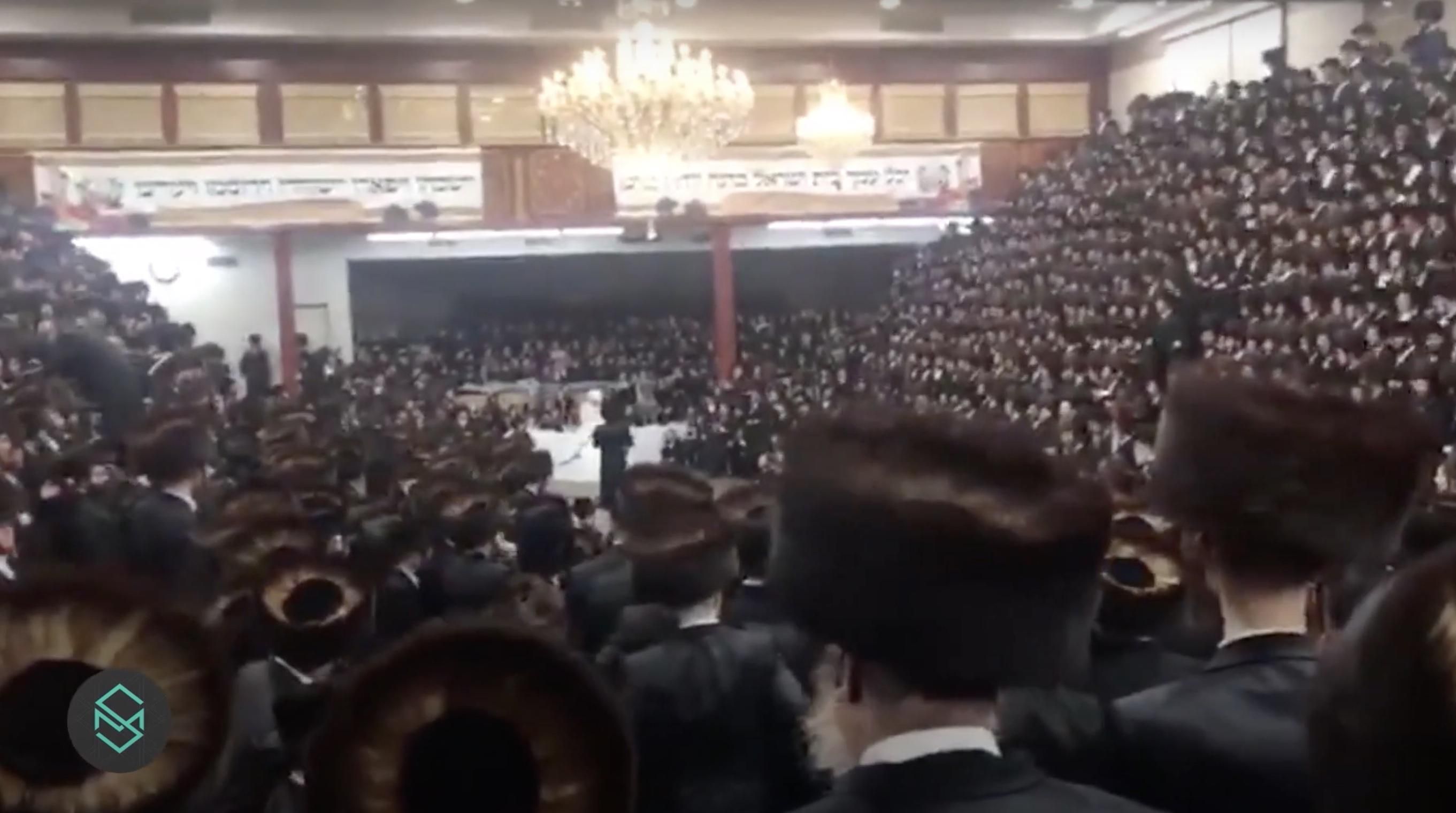 В Нью-Йорке на свадьбу тайно собрались 7000 хасидов: видео В Нью-Йорке на свадьбу тайно собрались 7000 хасидов: видео